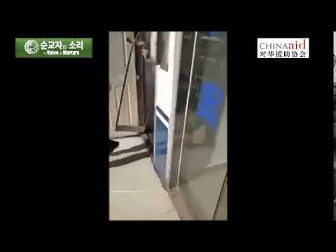 Evangelist Chen sharing his faith with police officers