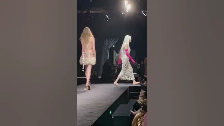 Supermodel Kristen McMenamy tumbles in heels on runway at fashion week - DayDayNews