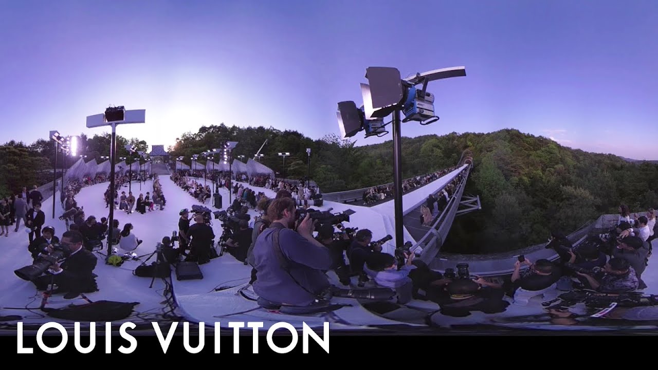 Live 360: The Louis Vuitton Cruise 2018 Fashion Show - YouTube