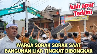 WARGA HEBOH TEPUK TANGAN SAAT PEMBONGKARAN BANGUNAN LIAR RUMAH TINGKAT MEWAH TEPAT DIATAS KALI APUR