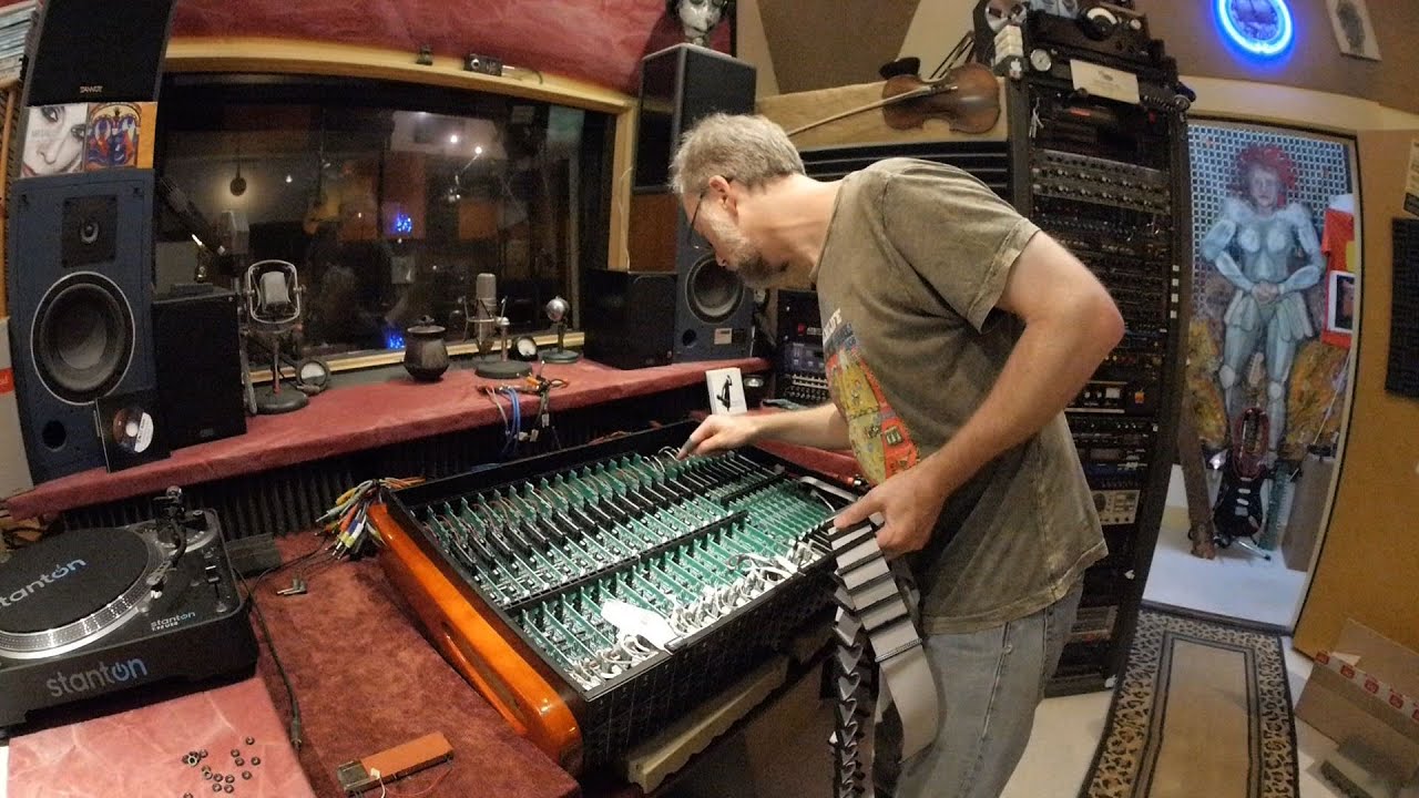 TOFT 16ch ATB versus SoundCraft24ch in line Console - YouTube