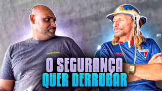 O Segurança Quer Pegar Fala Fina E Dar Um Fim Fala Fina