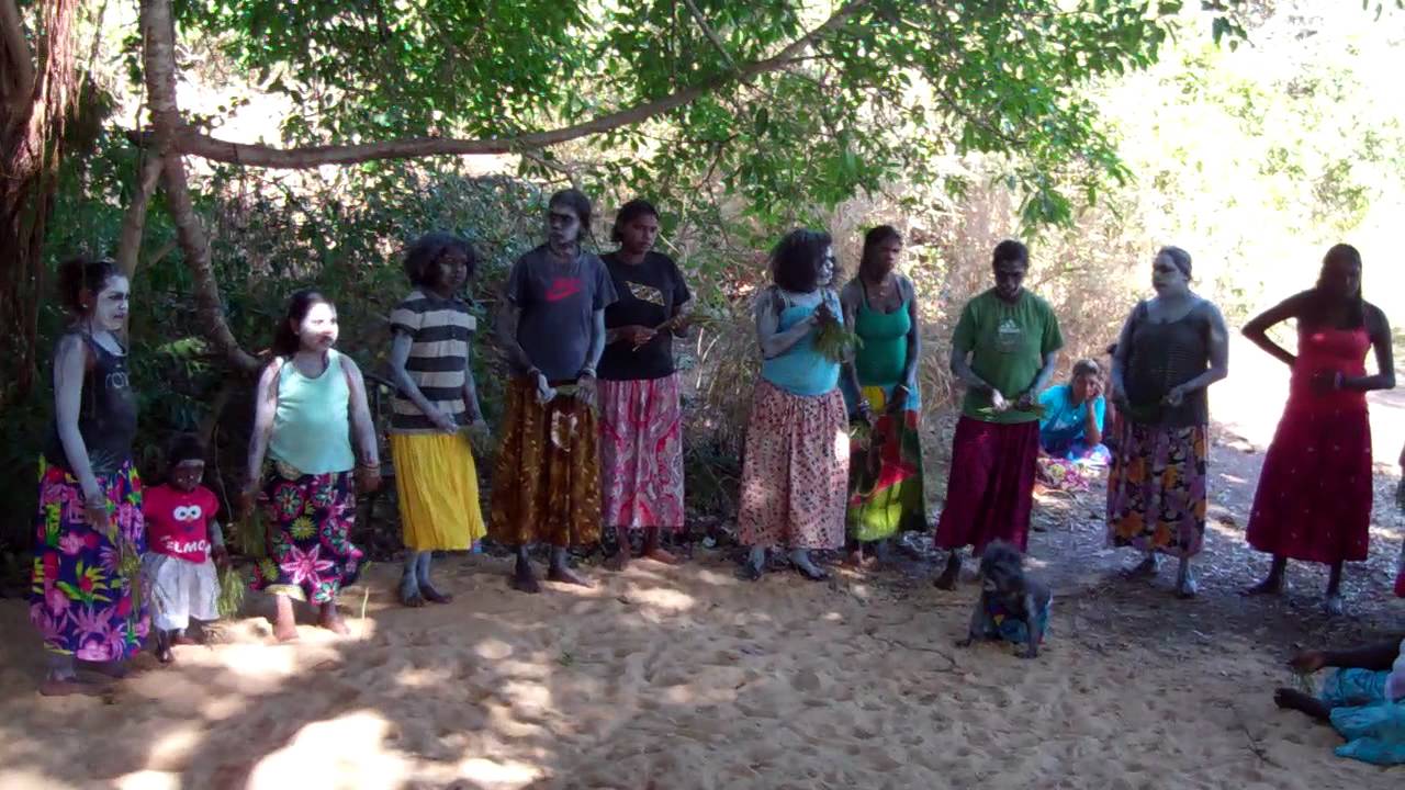 Rripangu Yidaki performs for Bill Peach Journeys at Wallaby Beach