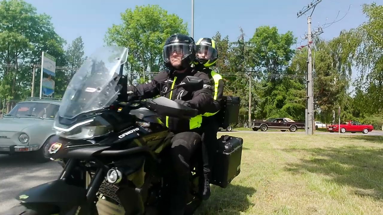 33.zraz Nitrianskych historických vozidiel (príchod do Thermal park Poľný Kesov)