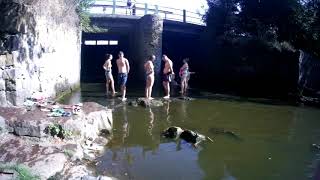 Поселок Петрики:местный аквапарк на дамбе водохранилища реки Згар