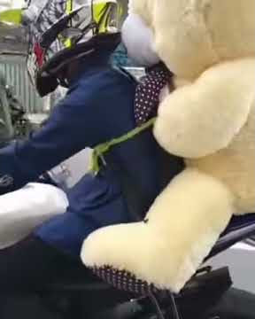 VIRAL BANGET. Cowok bonceng boneka untuk orang tersayang pas hari wisuda
