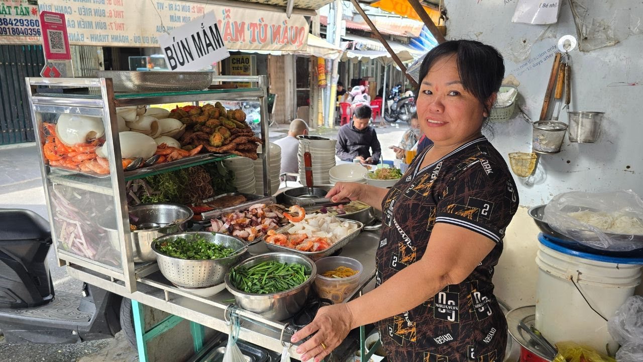 Trùm bún mắm Út Mẫn nấu mực lá, mắm đồng miền Tây khách đặt liên tục