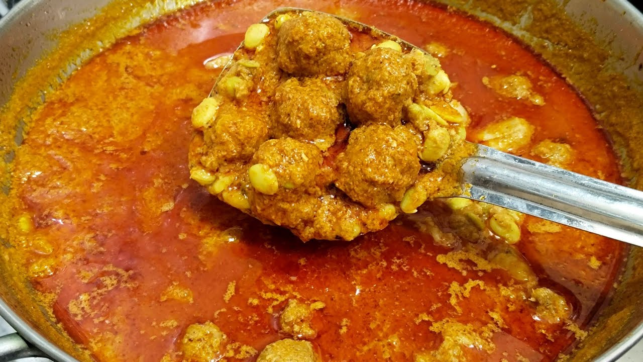 ಕಡ್ಲೆ ಹಿಟ್ಟು, ಮೊಟ್ಟೆ ಬಳಸದೆ ಮಾಡಿರುವ ಗಟ್ಟಿ ಕೈಮ ಉಂಡೆ ಸಾರು / matton kaima ball recipe in marata style