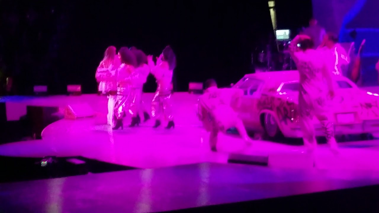 Ariana Grande performing 7 Rings at Mohegan Sun 2019 - YouTube
