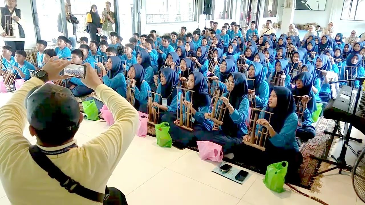 SMP Islam Raudhatul Hikmah Tangerang Selatan Bermain #Angklung di Bale Seni Barli   #Kotabaruparahya