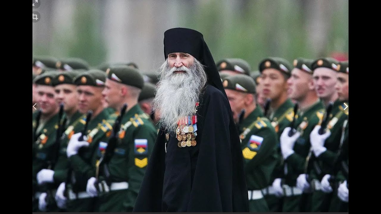 Солдат с крестом поверх бронежилета (Л. Ванаг)