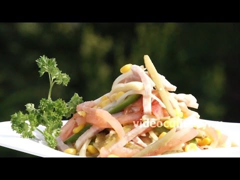 Видео рецепт Салат с колбасой и кукурузой