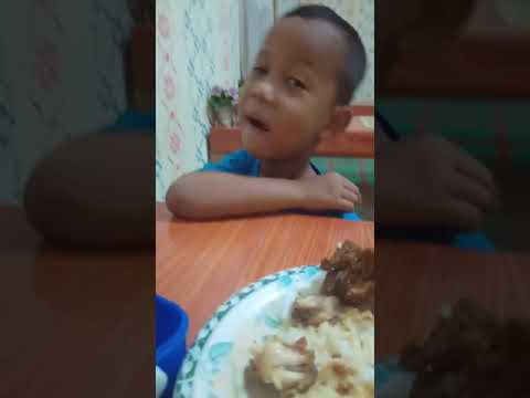 Kinan suruh tante tebak Kinan makan apa