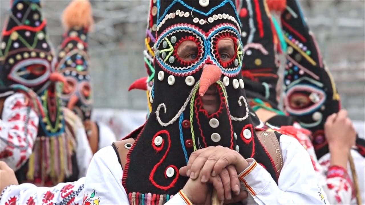 Фестиваль «Сурва» в Болгарии: как масками и колокольчиками отгоняют зло