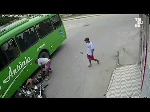 Motociclista é salvo por capacete após cair embaixo de ônibus