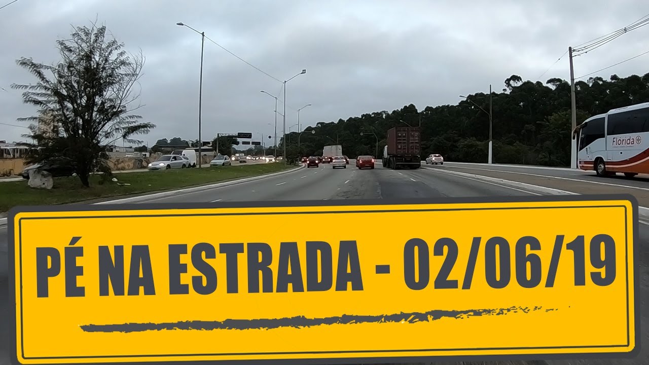 Estrada mal conservada e caminhão sem cabine