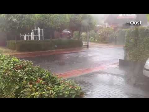 Regio Enschede krijgt plens hemelwater, noodweer zet straten blank