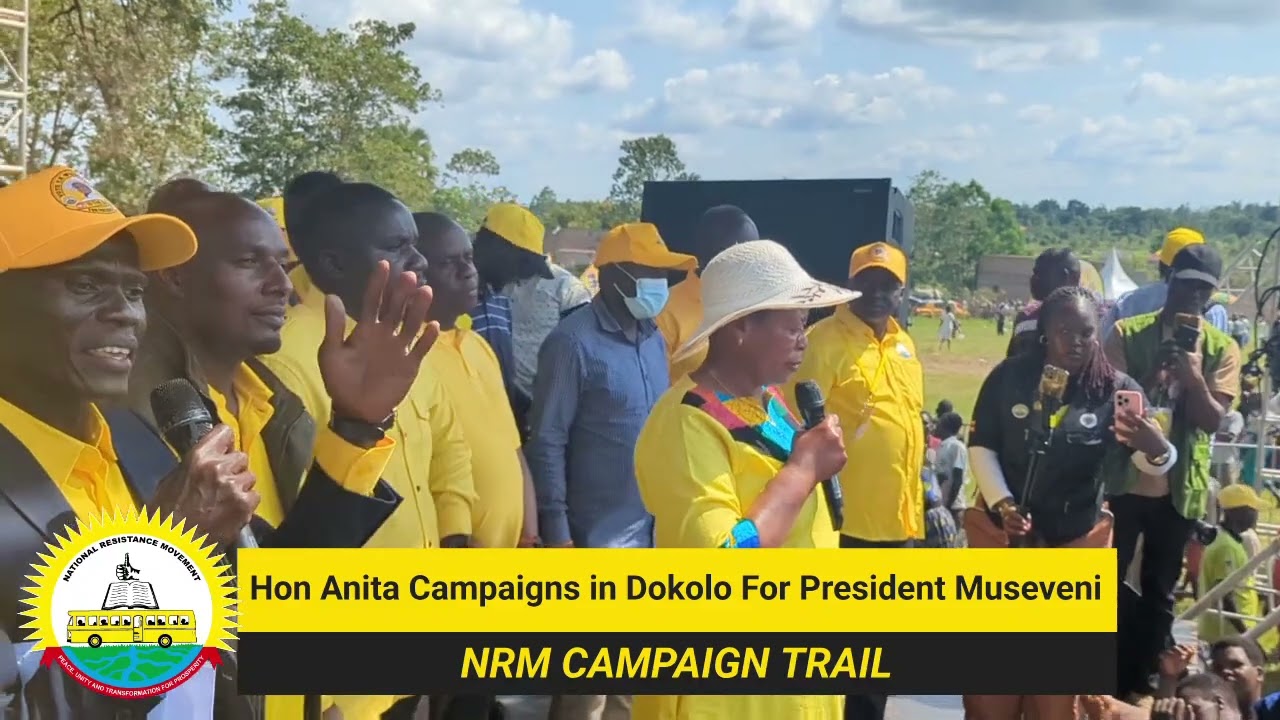 Достопочтенная Аннет Анита среди сторонников Мусевени в Доколо.