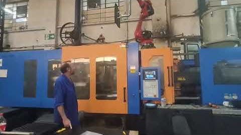 Six axis robot BRTIRUS1820A take out parts from IMM