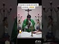 Padre tem ataque de riso durante missa