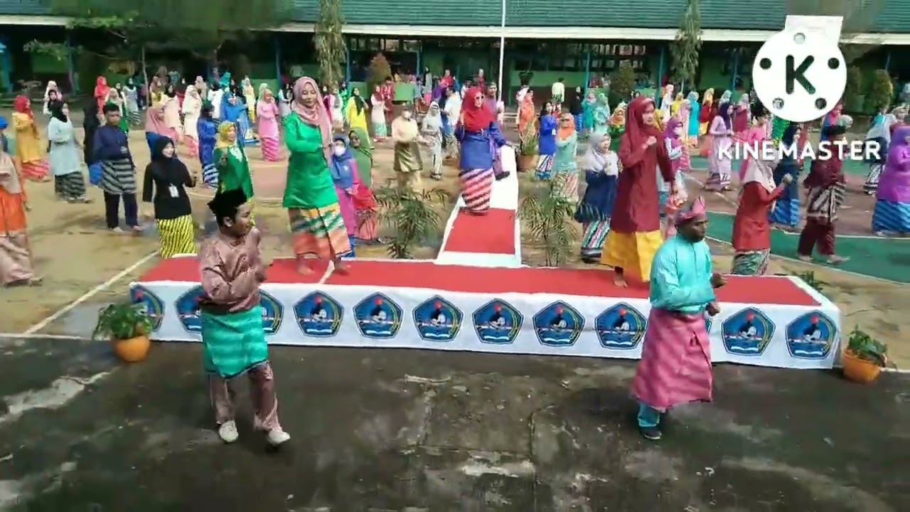 100 SISWA MENARI JEPIN DALAM RANGKA ULANG TAHUN KOTA PONTIANAK. SMA NEGERI 6 PUNYE CERITE.