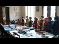 Les enfants chantent à la mairie 