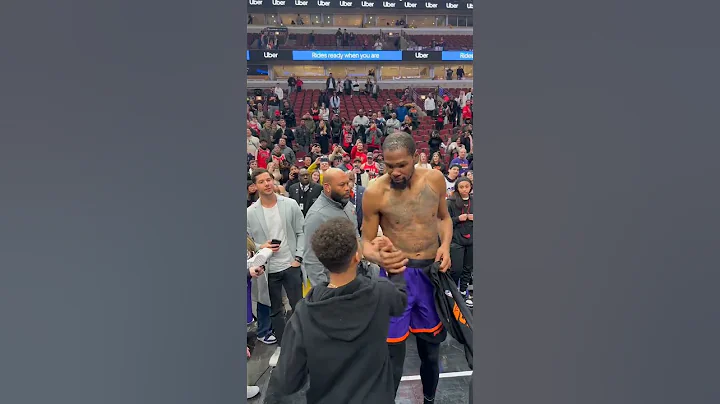 Kevin Durant Showing 💜 To Suns Fans Postgame! | #shorts - DayDayNews