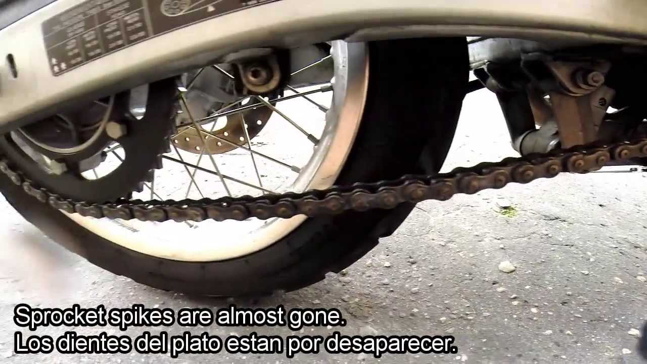 Motorcycle with worn out chain and sprockets (Kit de arrastre