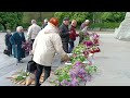У Полтаві ветерани на 9 травня прийшли покладати квіти із забороненою георгіївською стрічкою