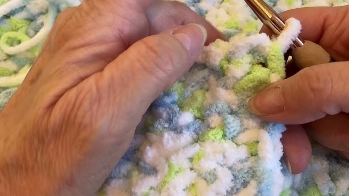 Crochet Beginner Baby Blanket (Quick & Easy using Bernat Blanket