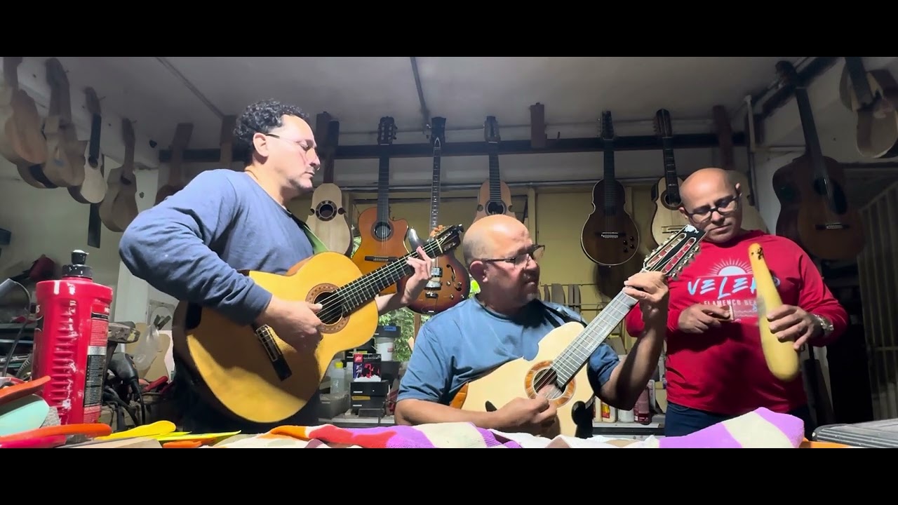 Danza Puertorriqueña (Bajo la sombra de un Pino) con el Luthier , Freddy Burgos en El Cuatro 