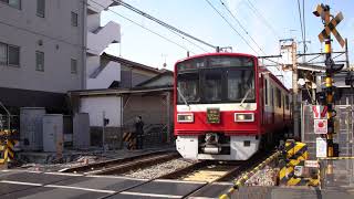 京浜急行　東門前駅の踏切