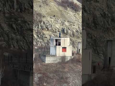 Oameni surprinși dislocând bolovani Siriu - video 1