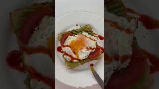 Leveled up avocado toast 🍞 🥑 🍅 🍳 (Recipe on Instagram @sophiedeats)