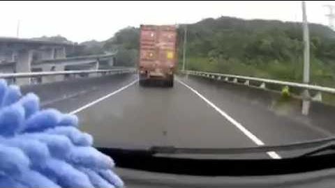 Kinh Hoàng Xe Container Lật Bay Khỏi Đường Khi Vào Cua Quá Nhanh