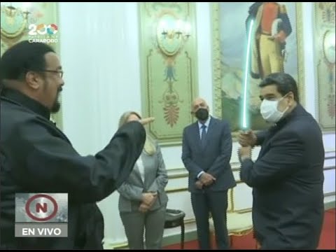 Steven Seagal visita a Nicolás Maduro y le regala una espada samurai