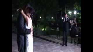 Salvo Grasso, papà della sposa, dedica una canzone ai novelli sposi.