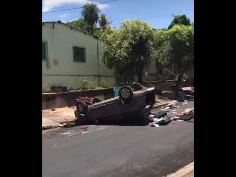 Carro capota em acidente em Barra do Garças