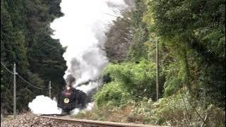 kereta api dengan asap yang sangat tebal