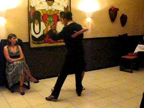 Natasha Arapé y Rafael Luna campeones nacionales de tango salón 2011 bailan el 15/7/2011
