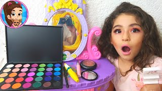 YESLY PRETENDE PINTARSE CON LAS PINTURAS DE SU MAMÁ | Maquillaje para Niñas |  MakeUp for Girls