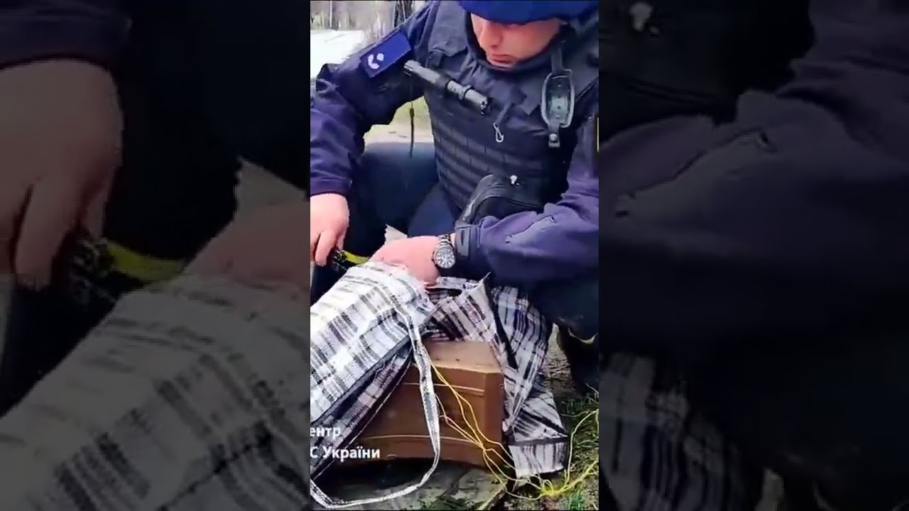 Ukrainian EOD Defuses MON-90 Claymore Mine Hidden by Retreating Russians in a Shopping Bag Near Kyiv