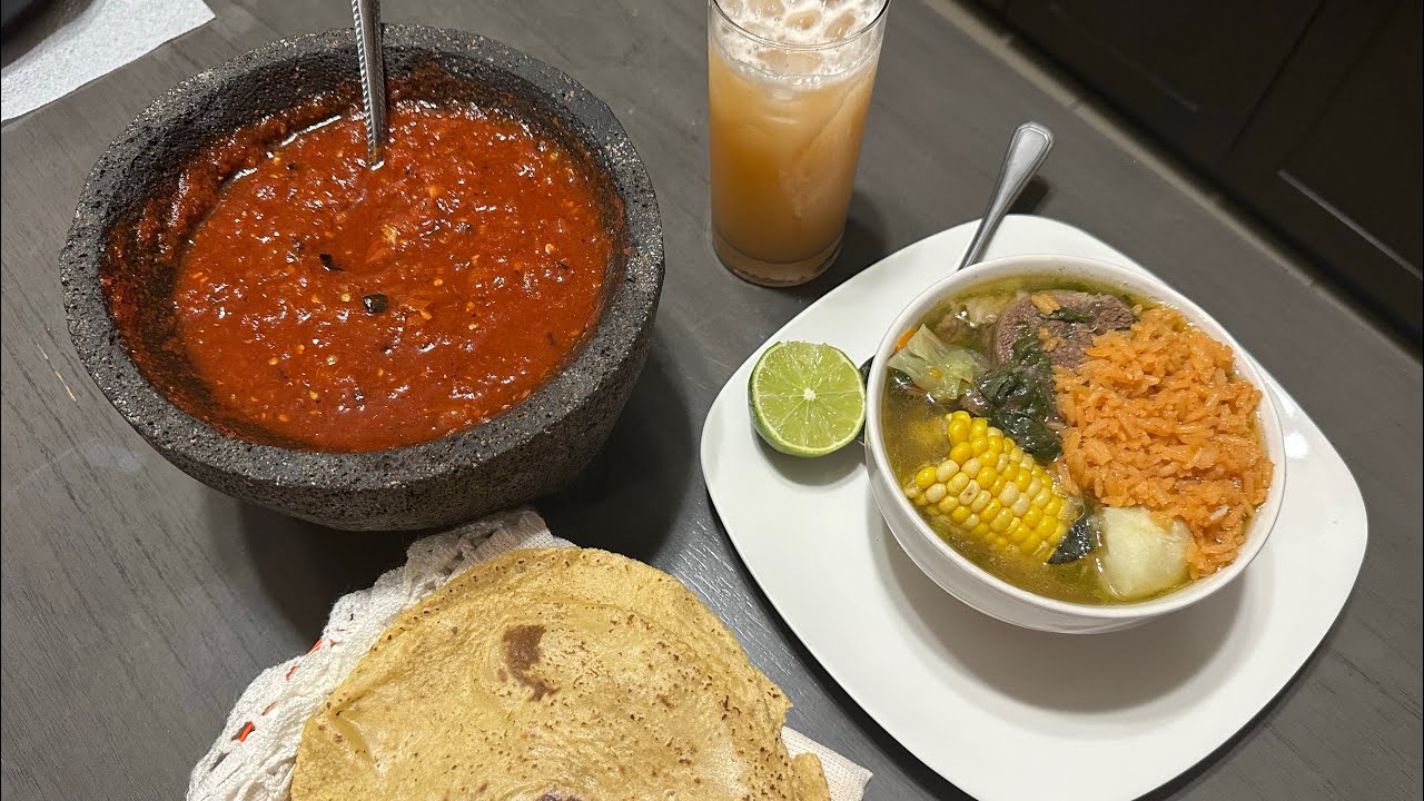 Así preparo un delicioso Caldo de Res con Agua de Melón y Salsa Molcajeteada!