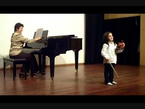 Gabriela Ferreira (4 anos) | Violino | Academia de Msica de Barcelos