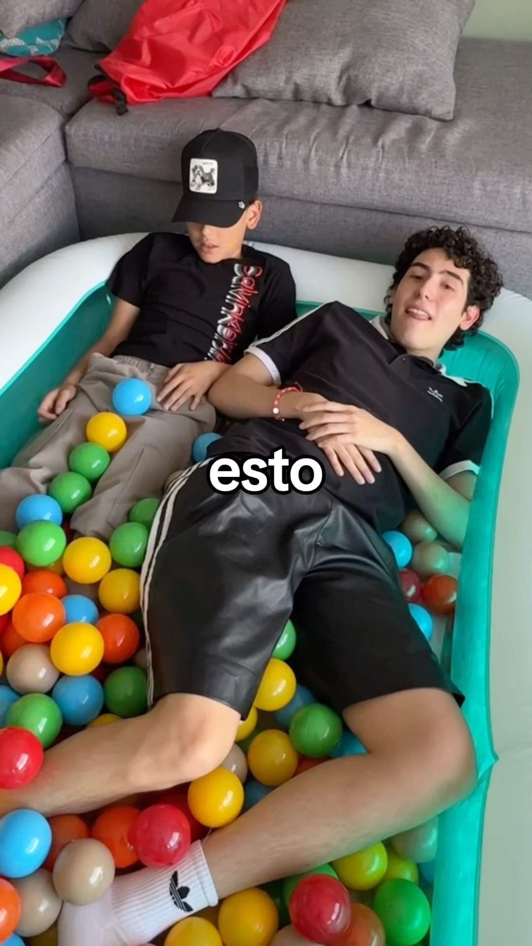 ALBERCA DE PELOTAS EN LA CASA?| Leo Study