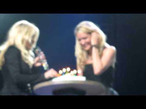 Carrie & fans sing Happy Birthday to Jamie!