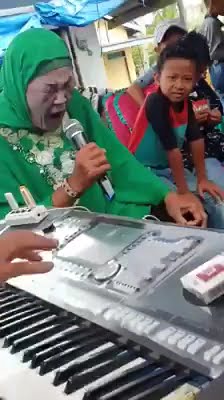 Status WhatsApp Nenek nyanyi Kocak