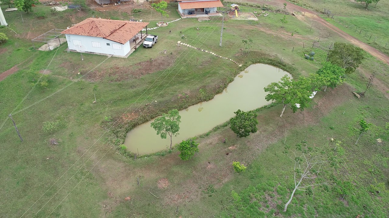 Numa Fazenda O Galpão Fica 50m Distante