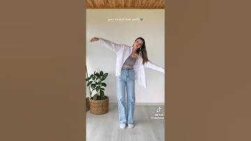 وقت غروب الشمس واقف على البحر بعيد 