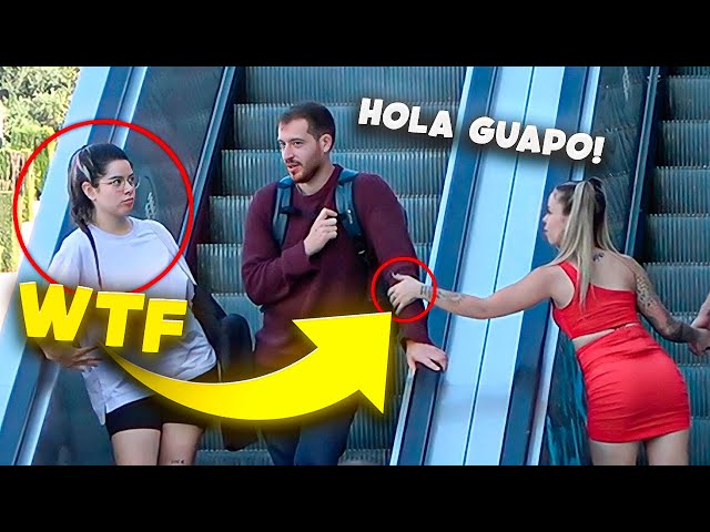 😳BROMAS en las ESCALERAS MECANICAS🤣 (Broma con cámara oculta)🤣 hand touching on escalator prank #1 class=